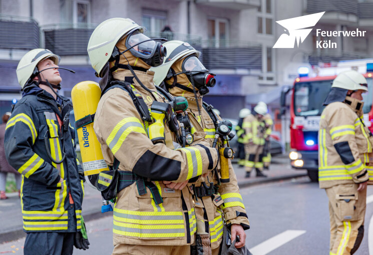 Der Sicherheitstrupp steht vor einem brennenden Gebäude und beobachtet die Lage., © Lars Jäger