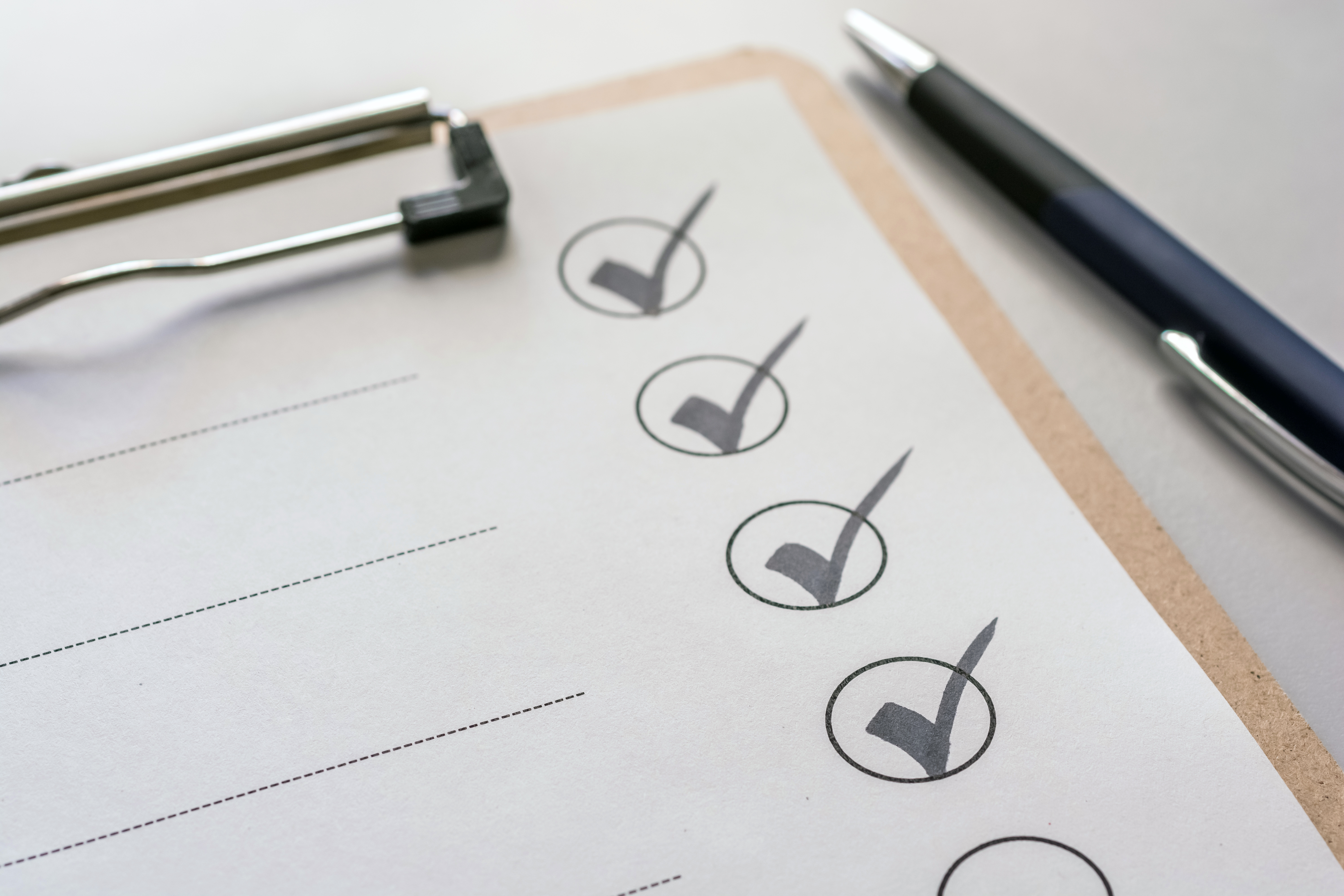 Abhaken einer Checkliste auf einem Klemmbrett, © Ralf Geithe / Adobe Stock