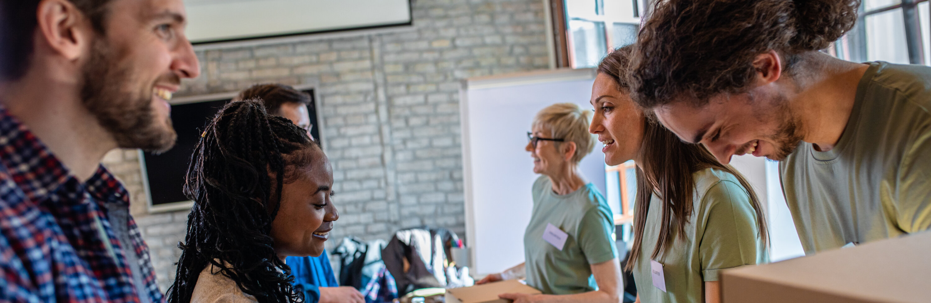 Frewiliige Helfer*innen packen Kisten