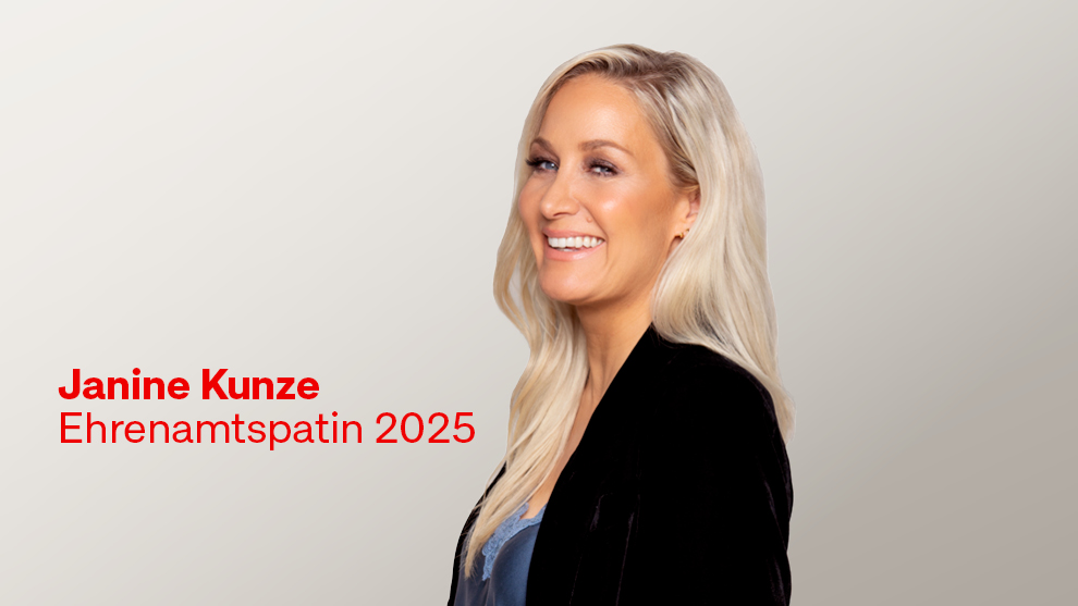 Foto von Janine Kunze mit Text in Rot: Janine Kunze Ehrenamtspatin 2025
