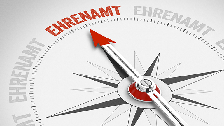 Foto von einem Kompass, mit einer roten Nadelspitze. Die Nadelspitze zeigt Richtung Ehrenamt