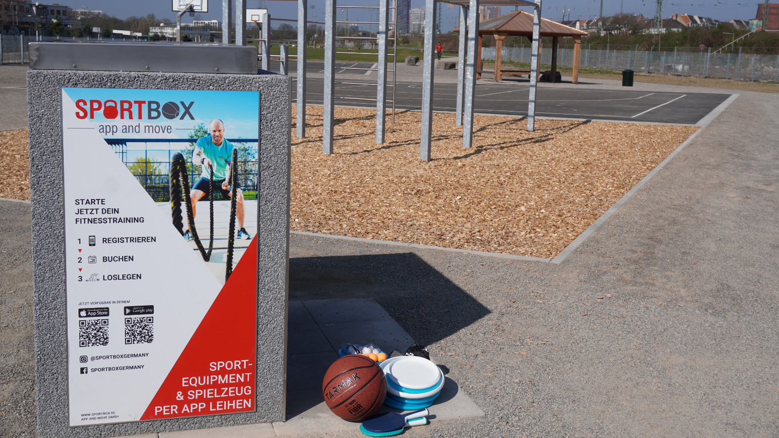 Ansicht auf den Sportpionierpark mit seinen Sportgeräten