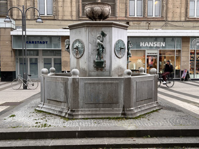 Zeitungsbrunnen Gesamtansicht