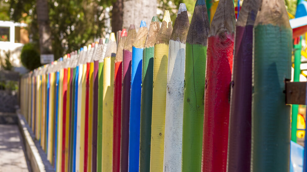 Zaun aus bunten Bleistiiften auf Gelände eines Kindergartens