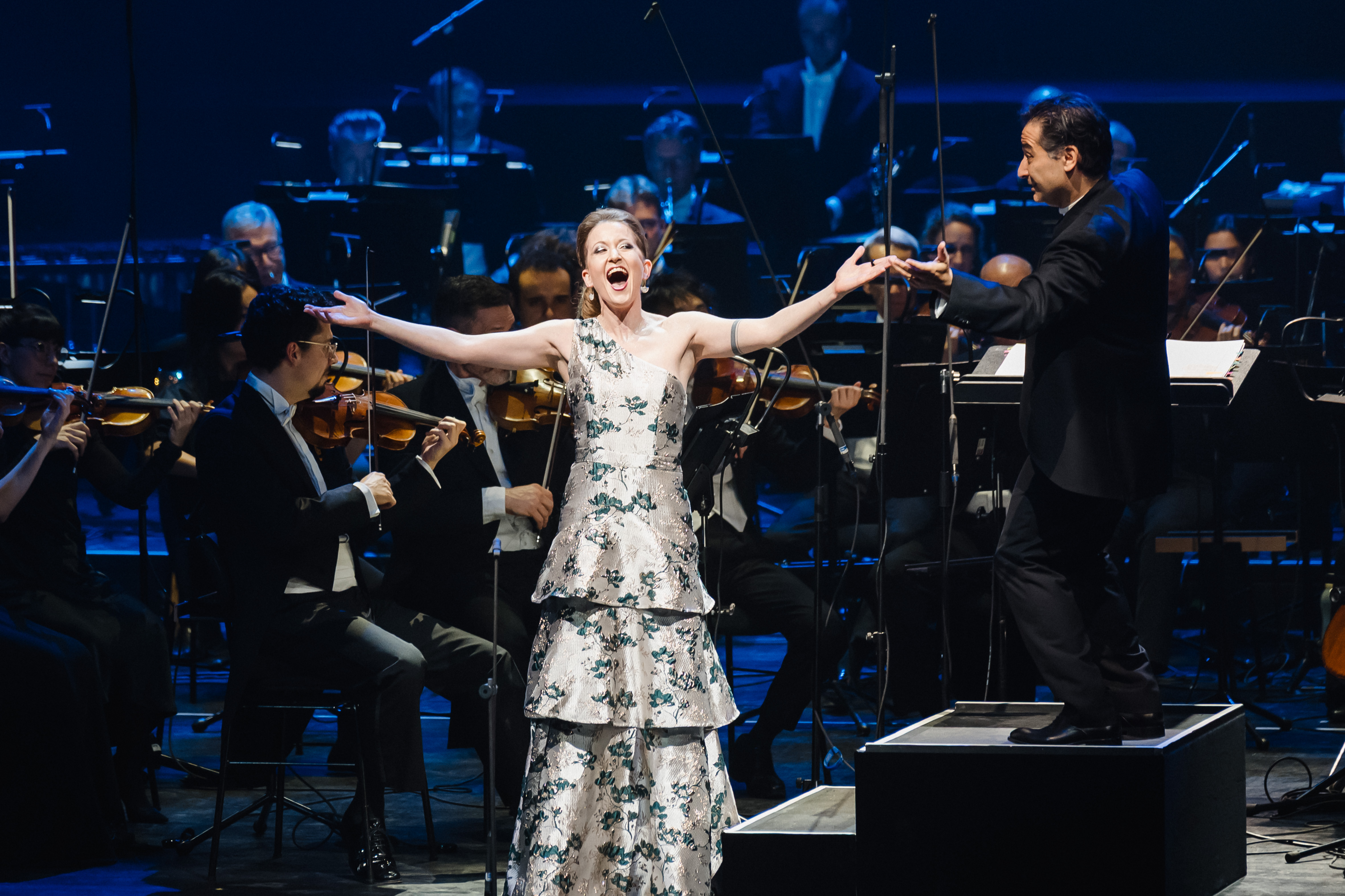 Festakt Bühnen Köln - Sängerin und Orchester auf der Bühne