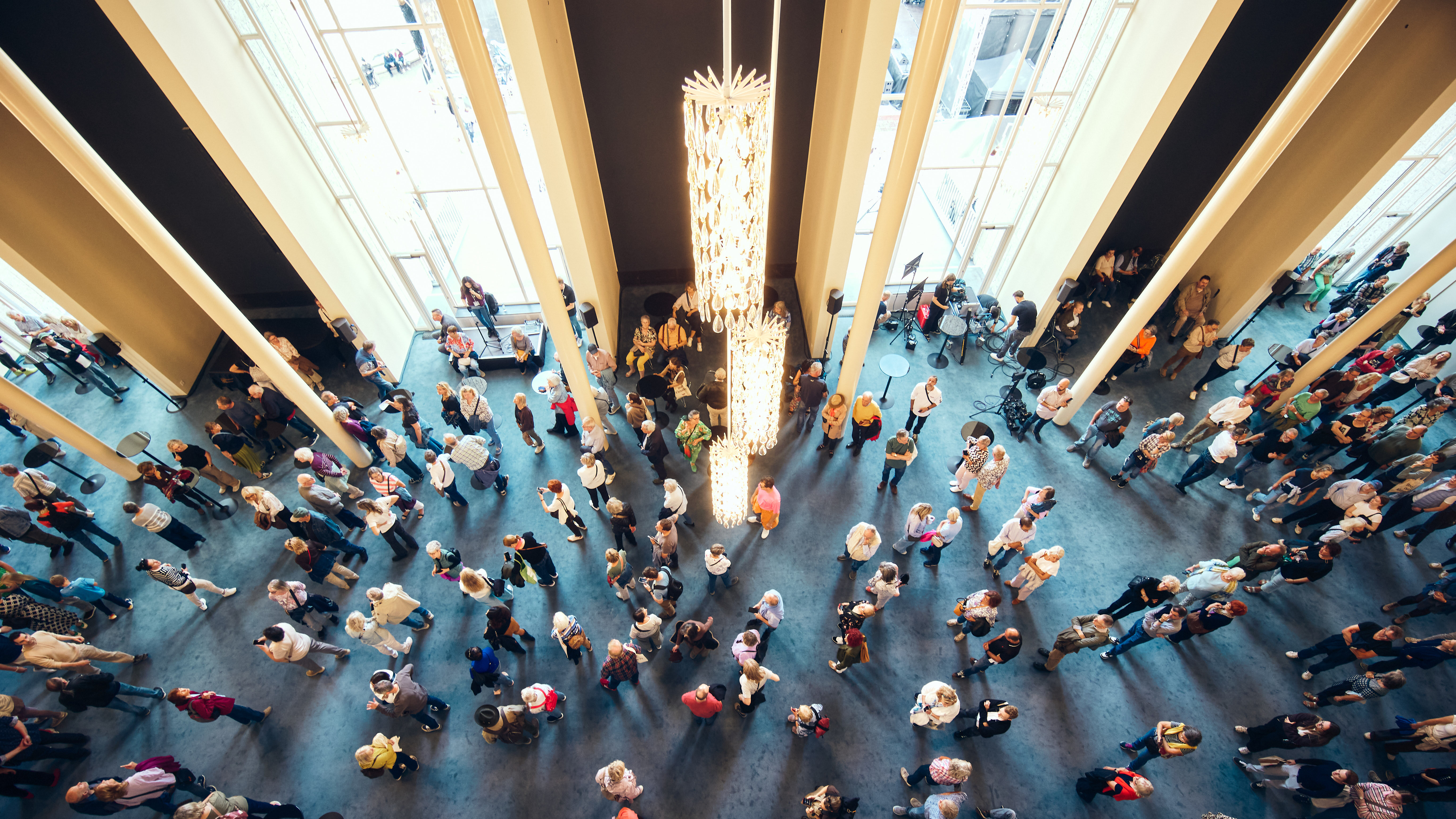 Blick ins Foyer vom Opernhaus