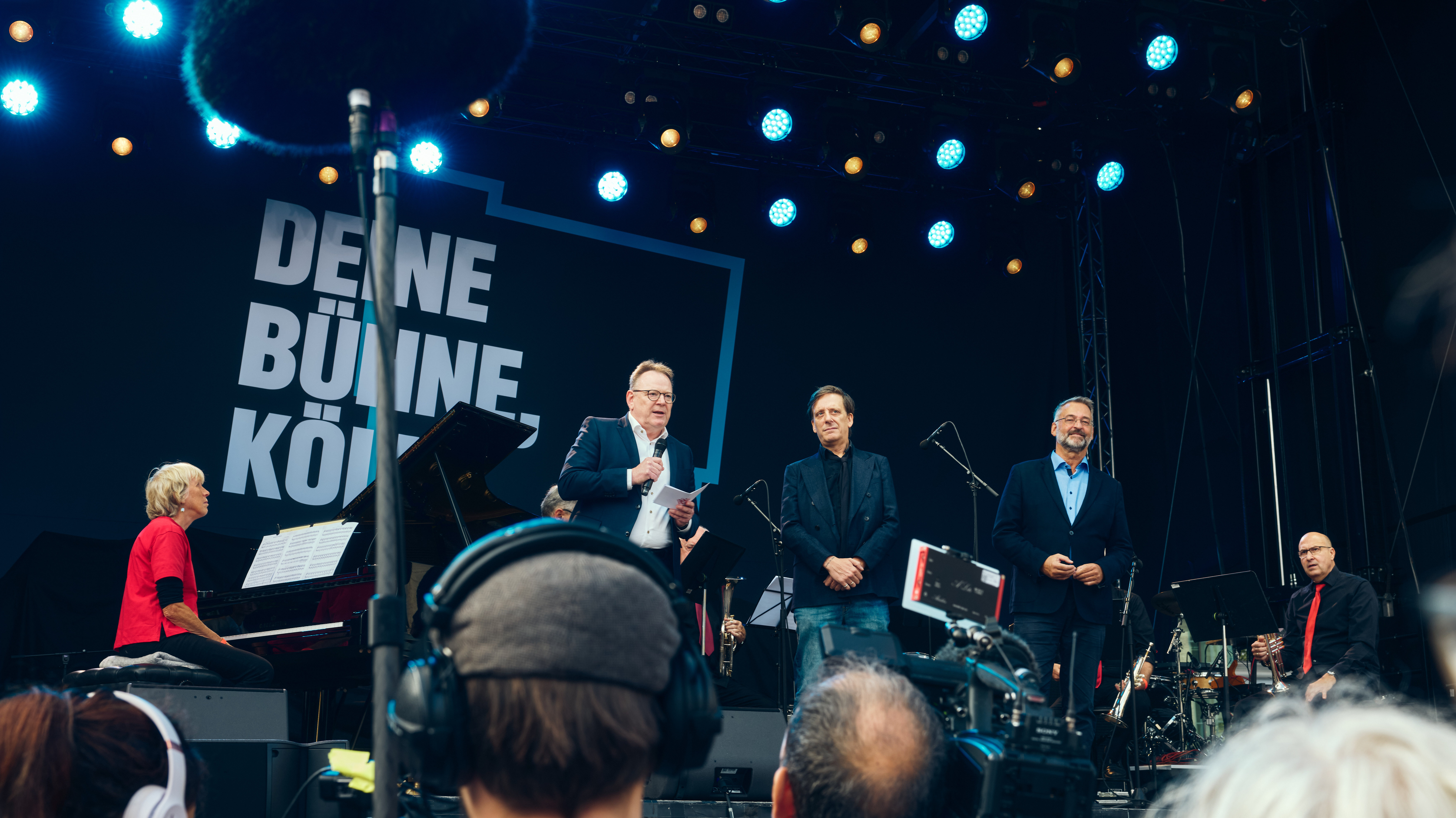 Oberbürgermeister Torsten Burmester und die Intendanten stehen auf einer Bühne