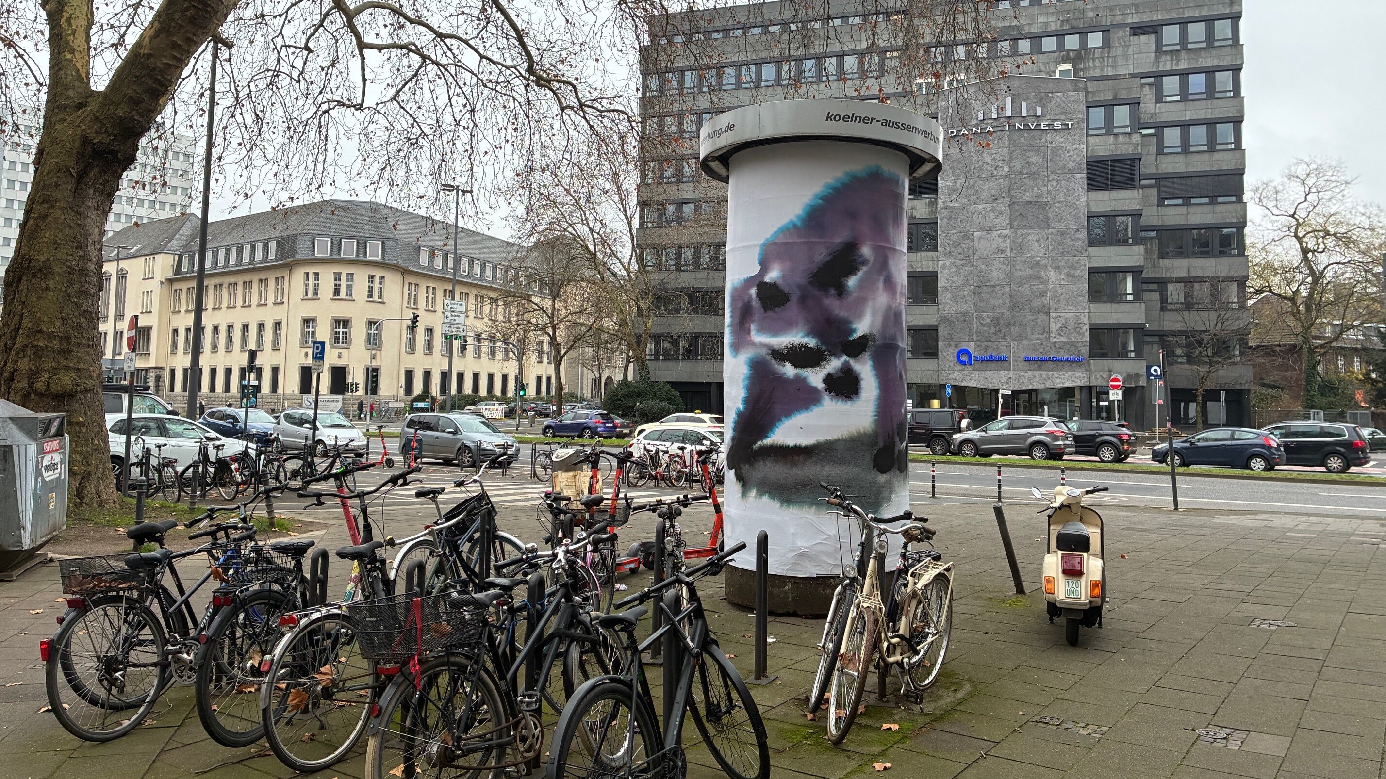 Foto von einer Litfaßsäule, die mit einem Wschbär-Motiv plakatiert ist. Der Waschbär wurde mit einer Nass-in-Nass-Technik gemalt.