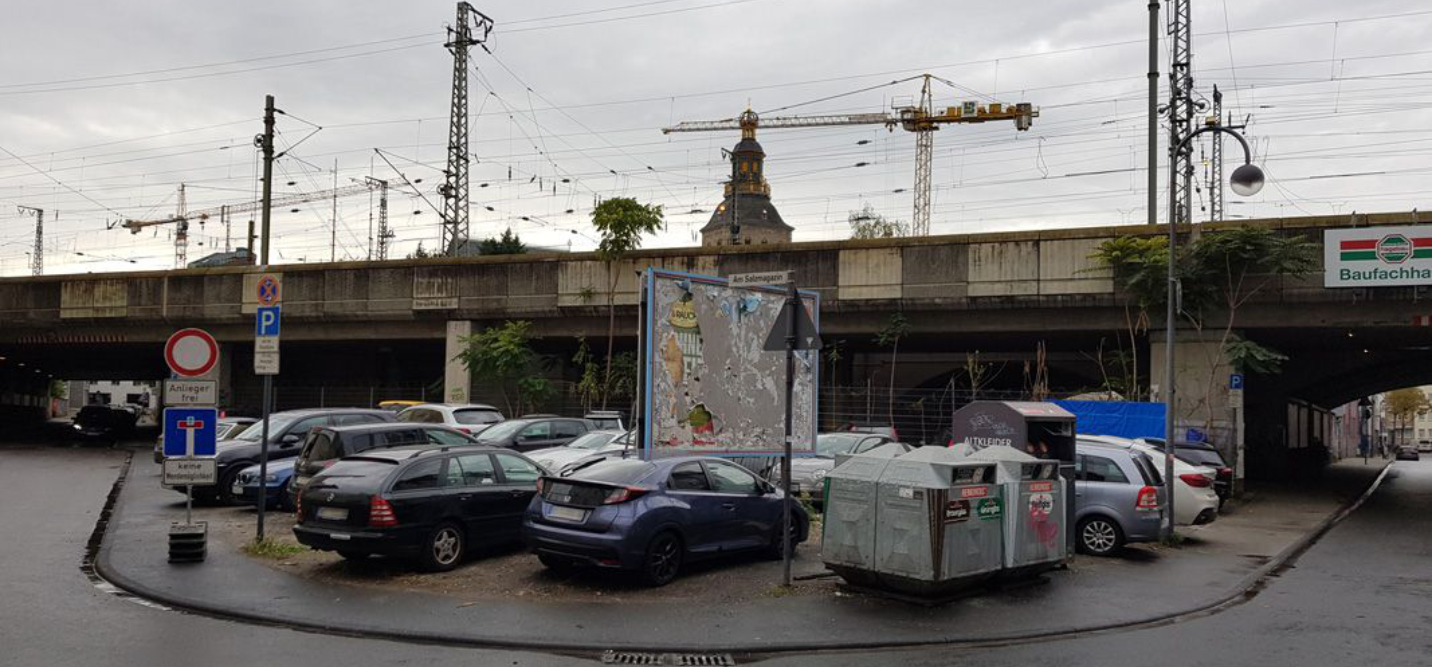 Frontalansicht des Platzes Am Salzmagazin / Ecke Eintrachtstraße