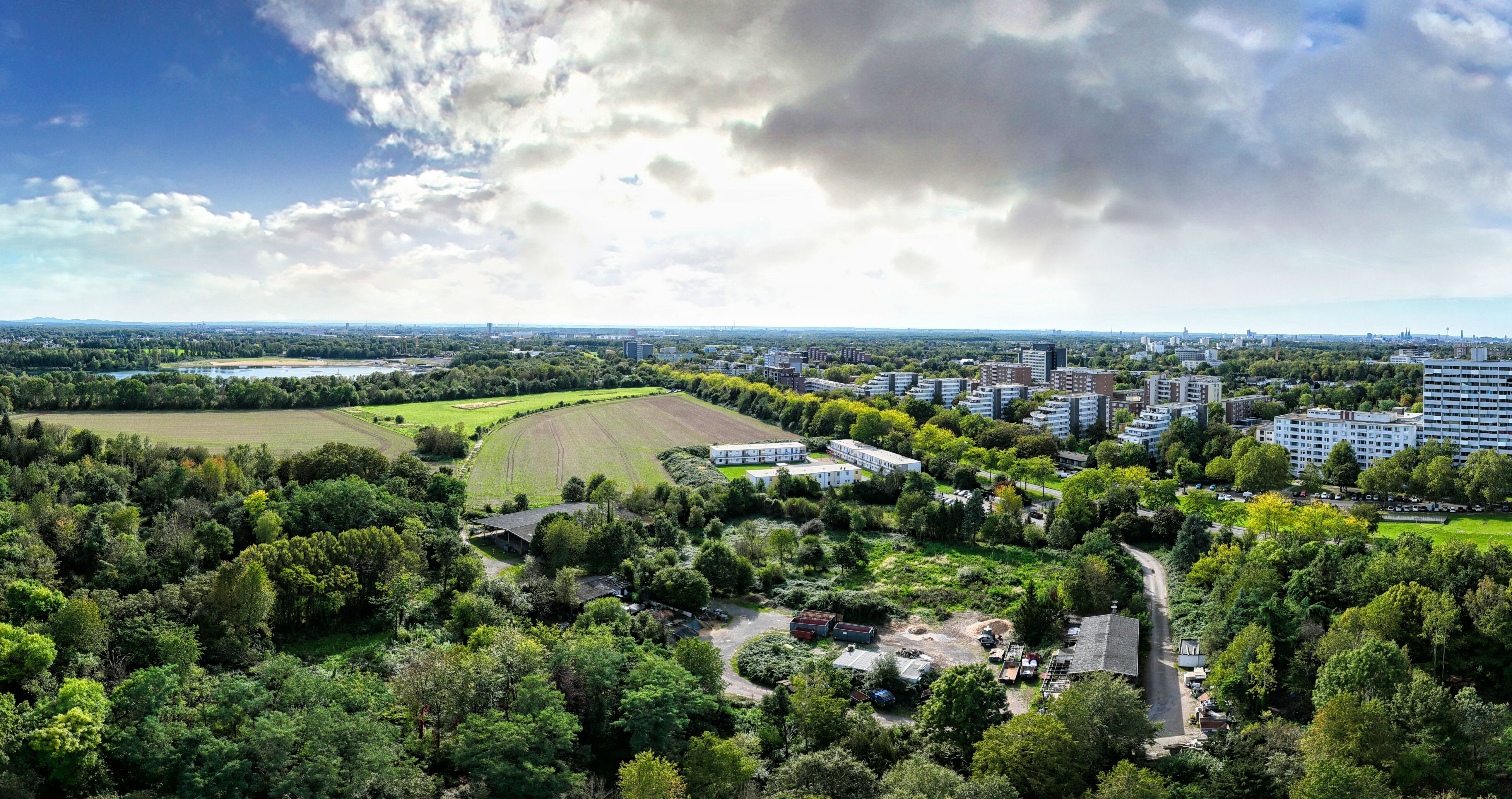 Schrägluftbild mit Sicht auf das Plangebiet Neubrücker Ring in Köln-Brück, © SEAD Vermessung