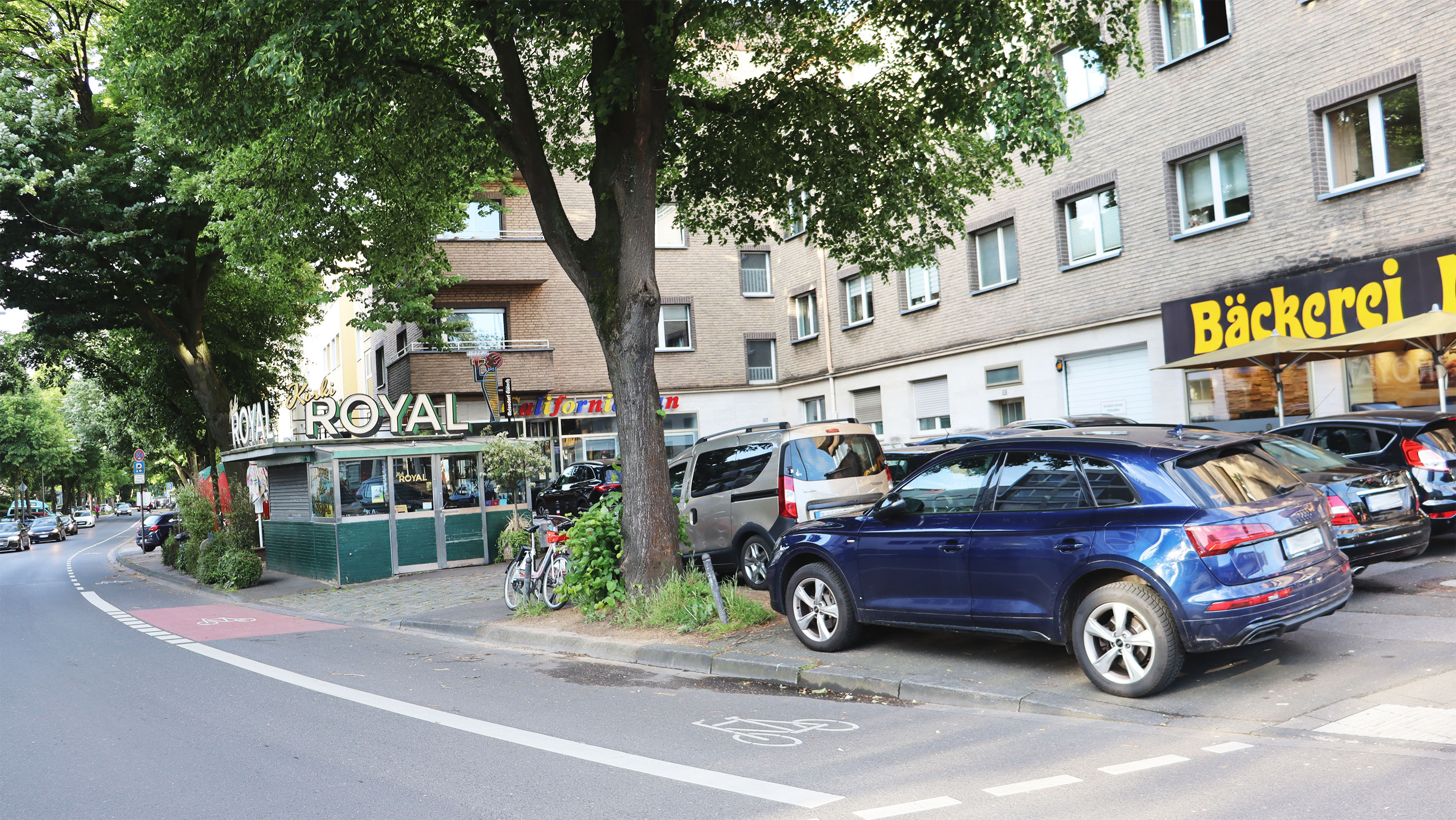 Platz an der Kitschburger Straße mit parkenden Autos