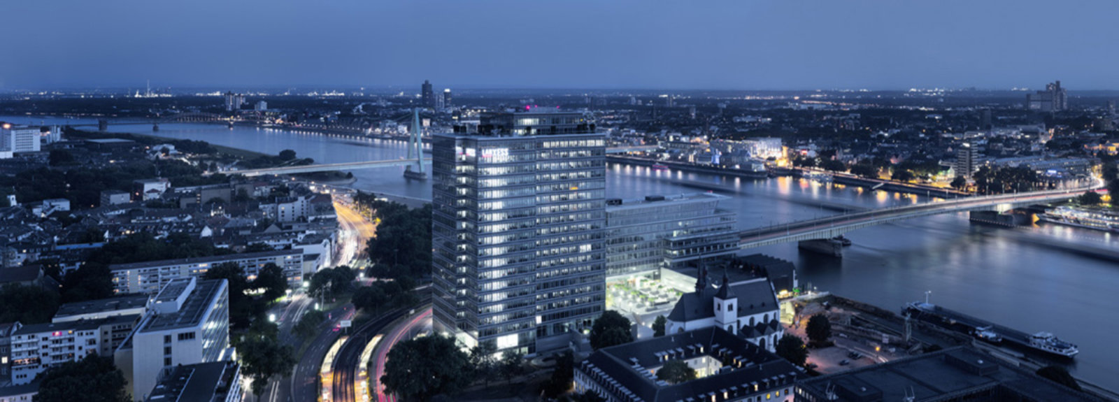 Blick über die Deutzer Brücke  in Richtung Süden bei Nacht aus der Vogelperspektive