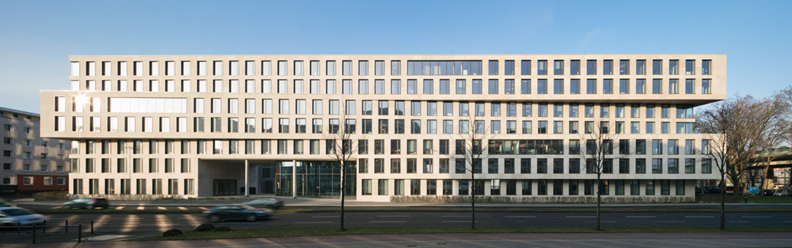 Frontansicht des Verwaltungsgebäudes in Höhe Holzmarkt 1 am Kölner Rheinufer linksrheinisch