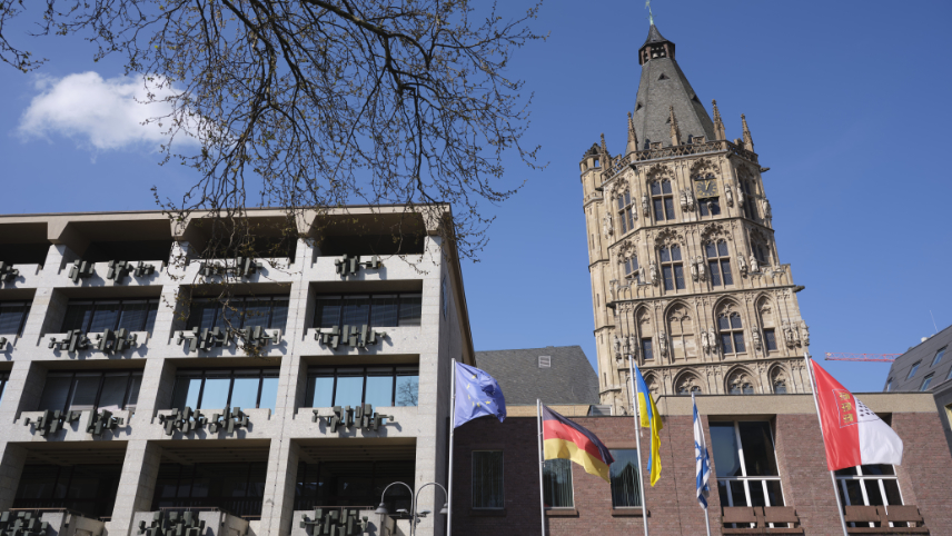 Blick zum Historischen Rathaus mit seinem Rathausturm und Verwaltungsgebäude