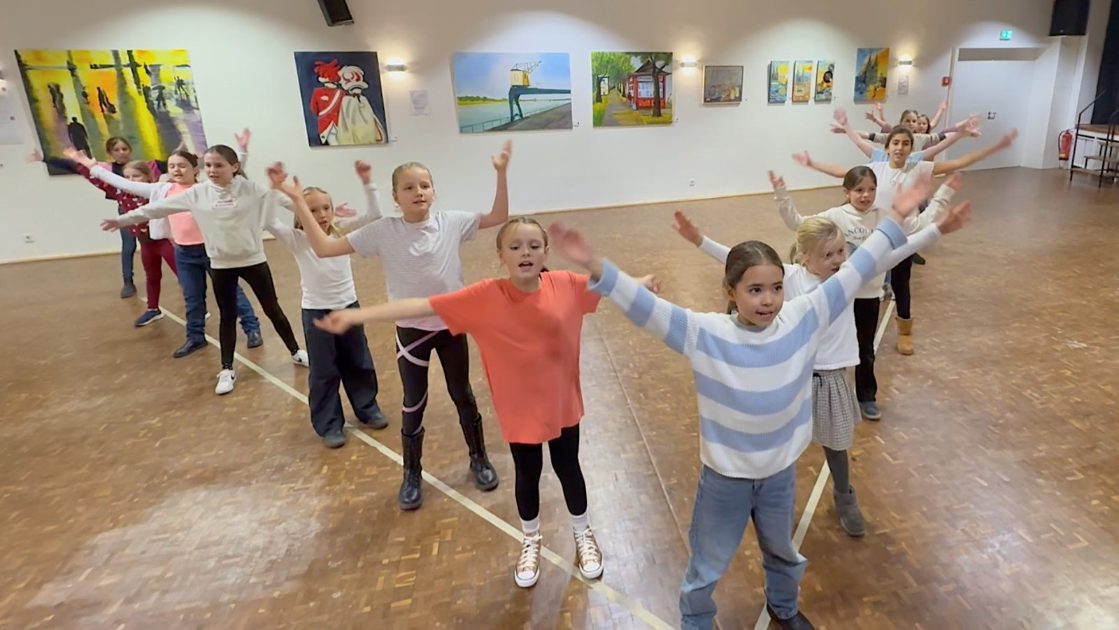 15 Kinder der Lucky Kids bei den Proben zu ihrem Auftritt bei "Das Supertalent"