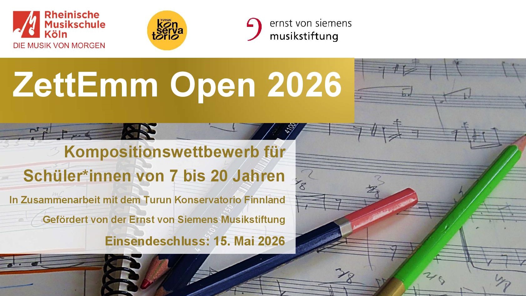 Im Hintergrund Notenpapier mit Stiften, im Vordergrund Ankündigungstext des Kompositionswettbewerbs ZettEmm Open 2026