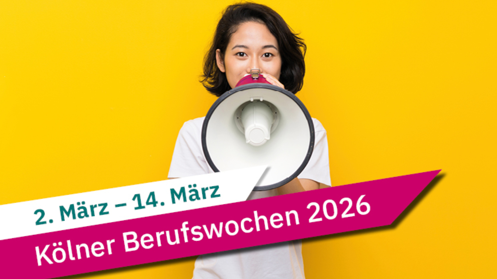 Jugendliche spricht durch Megaphon, darunter der Schriftzug: 2.