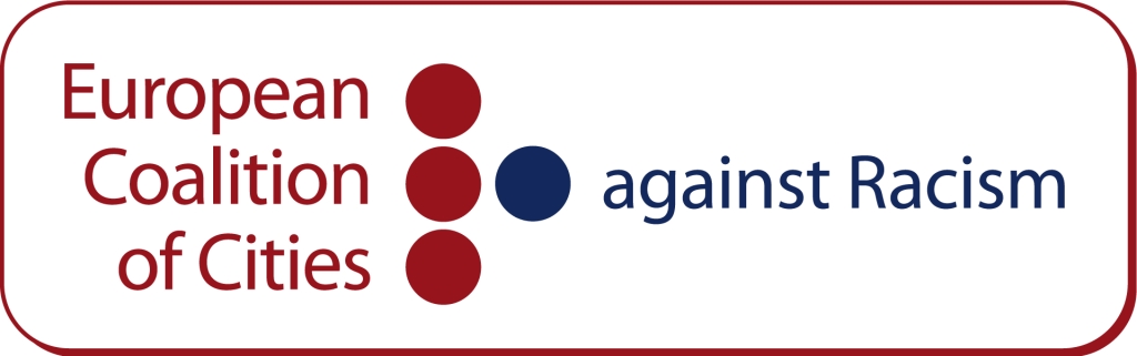 Logo der European Coalition of Cities against Racism, links in rot die Worte "European Coalition of Cities", rechts in blau "against Racism e. V.", dazwischen drei untereinander stehende rote Punkte sowie mittig daneben ein blauer Punkt