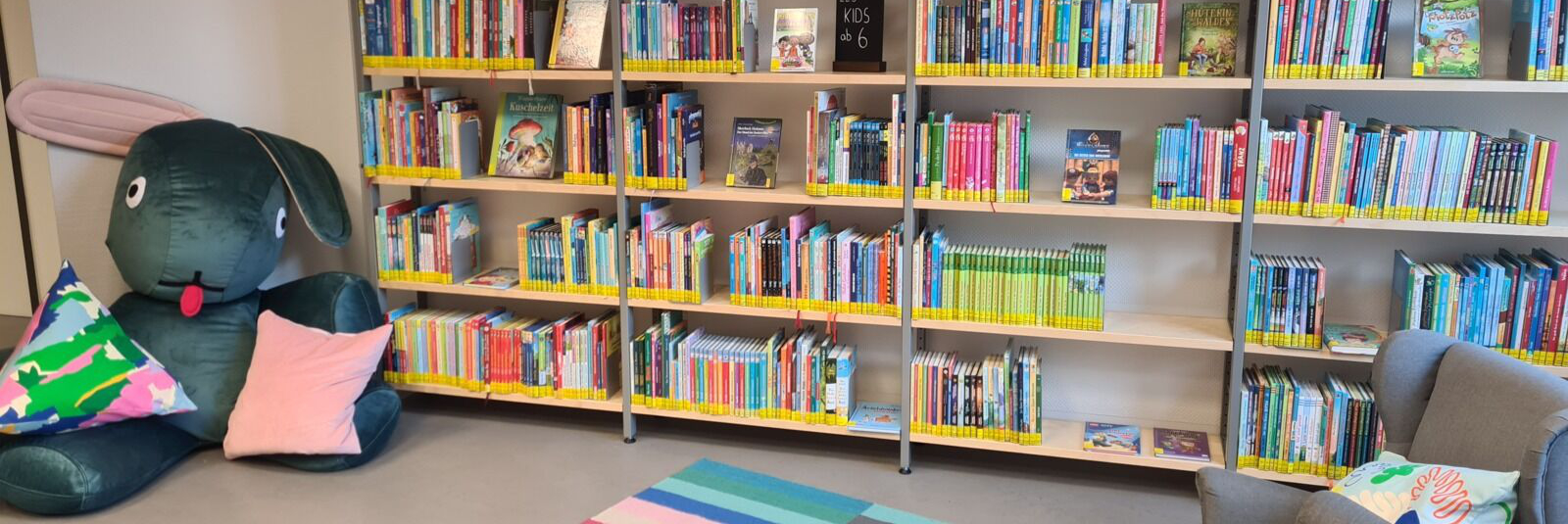 Innenansicht der Stadtteilbibliothek Ehrenfeld mit Leseecke, © Stadtbibliothek Köln