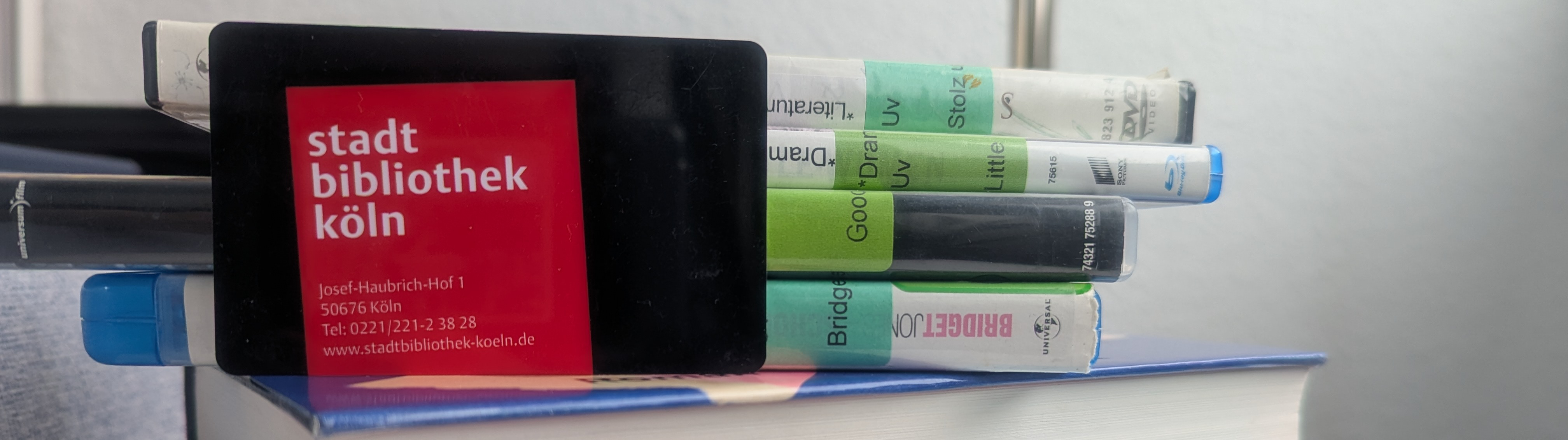 Bibliotheksausweis auf Bücherstapel