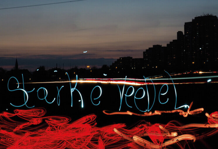 Lichtgraffiti mit dem Schriftzug "Starke Veedel" vor einem Gebäude in Meschenich, © Starke Veedel Büro Meschenich