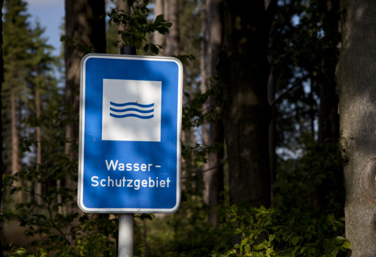 Schild "Wasserschutzgebiet" im Wald, © PantherMedia / Tobias Ott