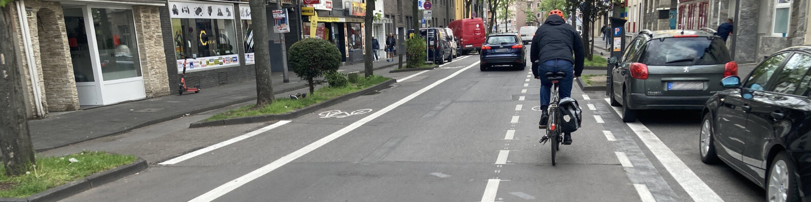 Ein Radfahrer befährt den neuen Radschutzstreifen im April 2022 auf der Kalk-Mülheimer Straße im Abschnitt  zwischen Höfestraße und Kalker Hauptstraße