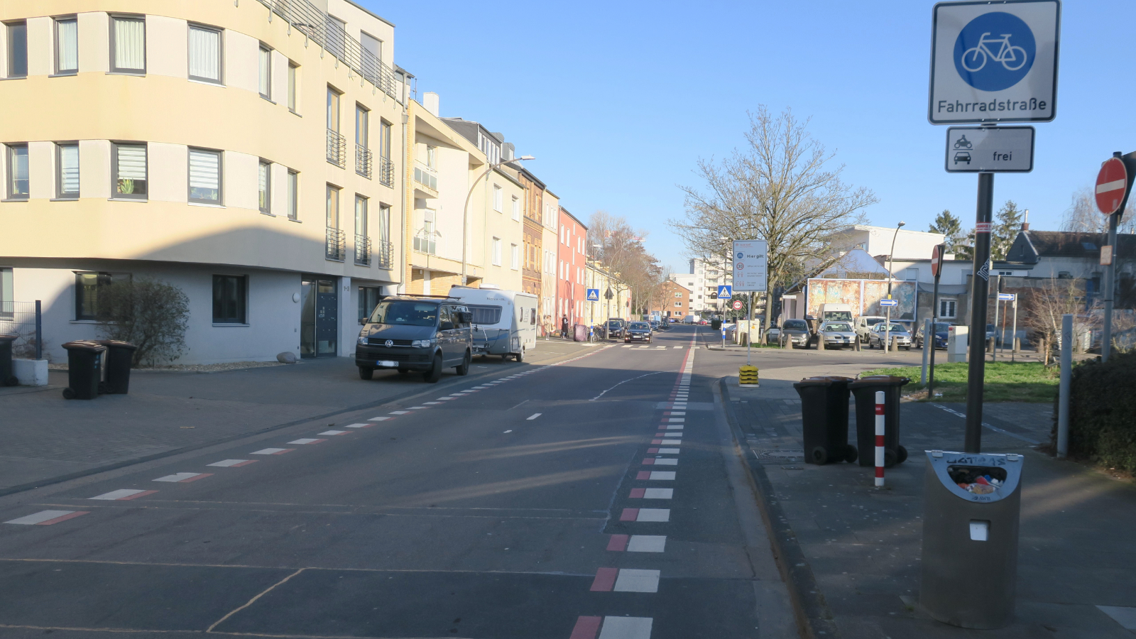 Straßenabschnitt der als Fahrradstraße gekennzeichnet ist. An den Fahrbahnseiten befinden sich rot-weiße Markierungen., &copy Stadt Köln