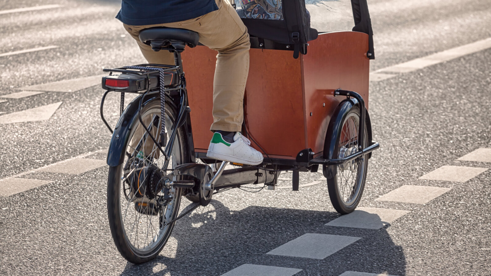 Radfahrender auf einem Lastenrad, &copy Kara – stock.adobe.com