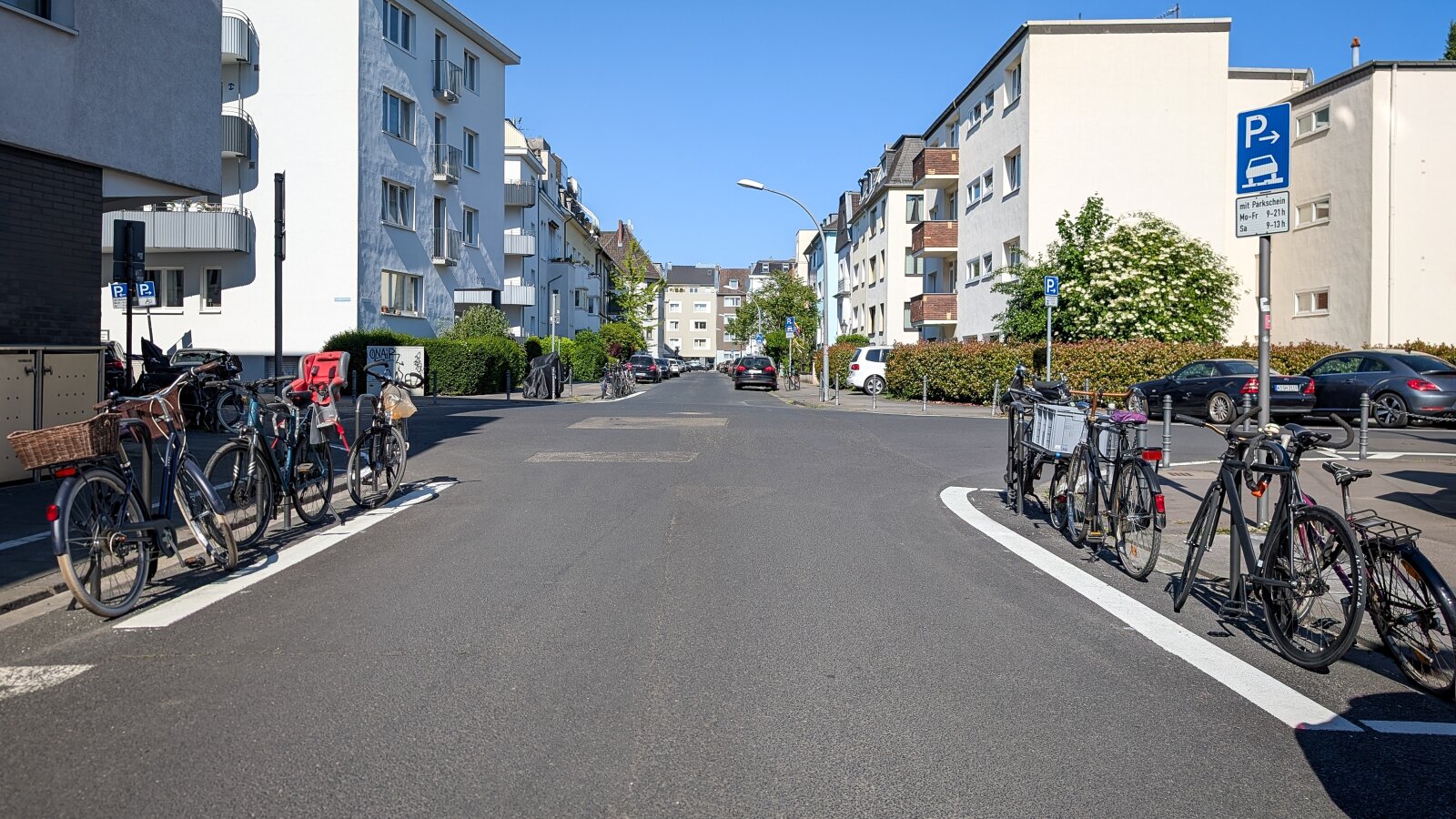 Zu sehen sind Markierungen und Fahrradständer im Kreuzungsbereich von Uhlandstraße und Landgrafenstraße. Hier ist eine freie Ecke entstanden., © Stadt Köln