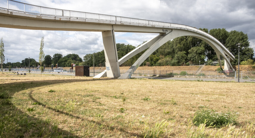 Katzenbuckelbrücke, Blickrichtung Jugendpark, © Christoph Seelbach