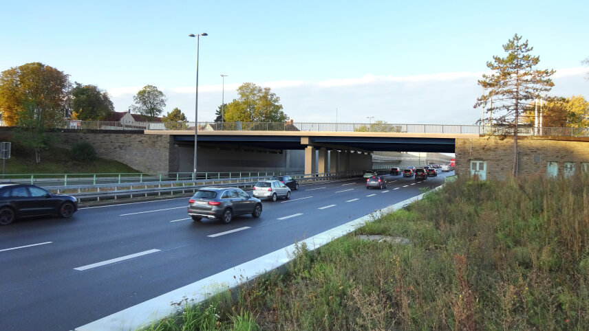 Zu sehen ist eine Visualisierung einer Brücke, die über die Stadtautobahn B 55a führt. Die Brücke verläuft über die Frankfurter Straße.arrk