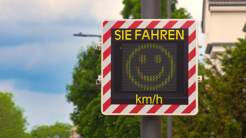 Auf dem Display einer Geschwindigkeitsanzeige-Tafel lächelt ein Smiley.