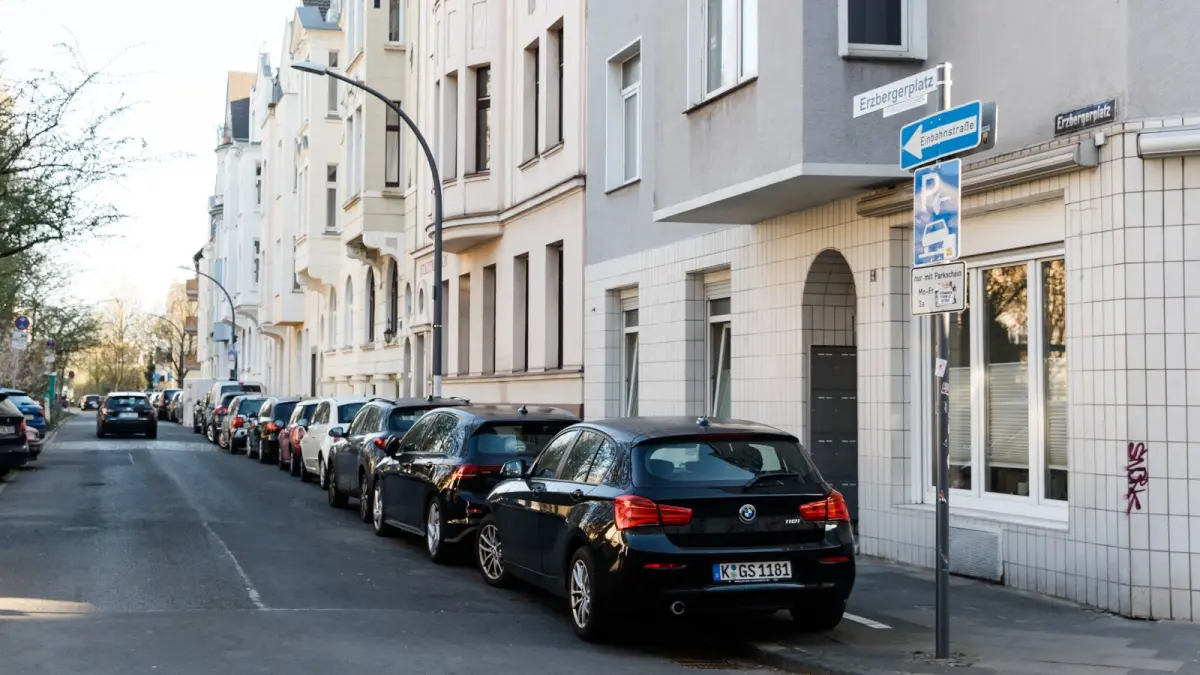 Ansicht einer Einmündung am Erzberger Platz, die durch parkende Autos verstellt wird.