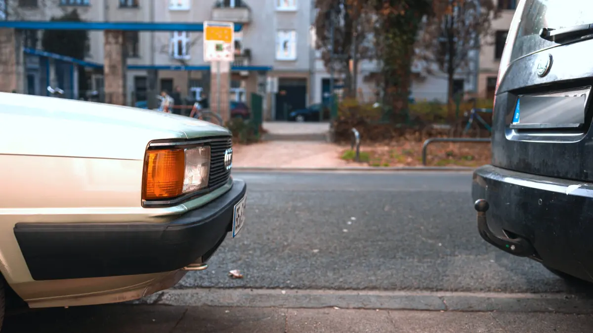 Zu sehen ist ein Übergang am Erzberger Platz, der durch parkende Autos verstellt wird.