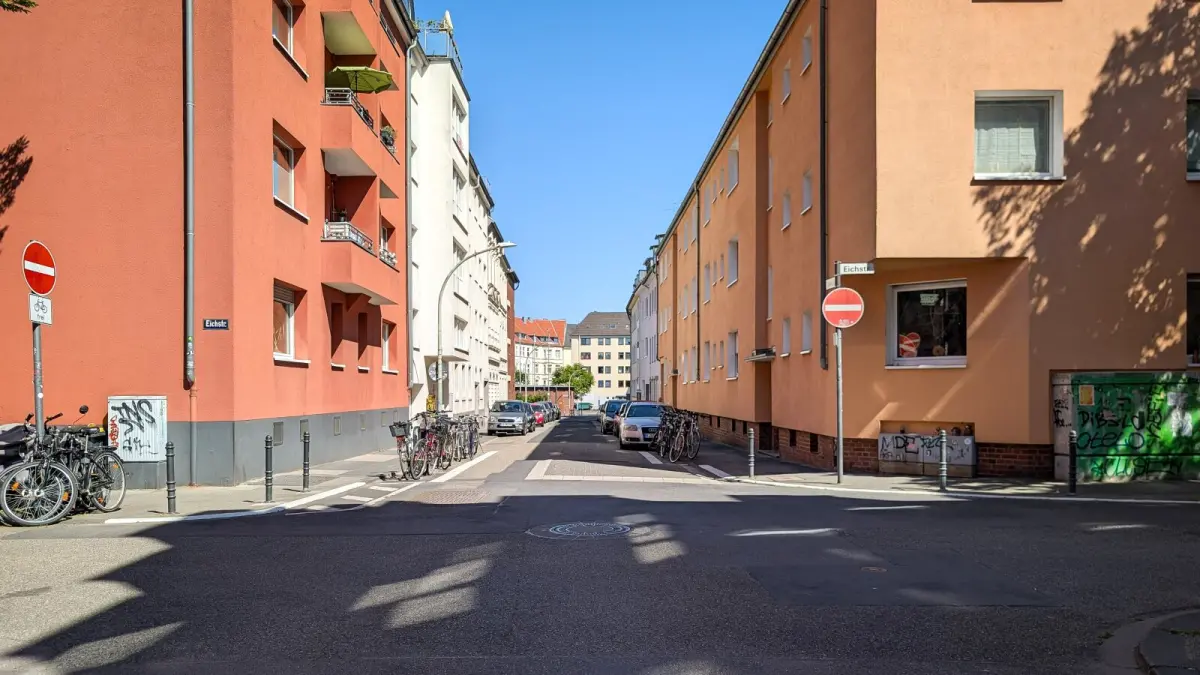 Zu sehen sind Markierungen und Fahrradständer im Einmündungsbereich der Gellertstraße in die Eichstraße. Hier ist eine freie Ecke entstanden.