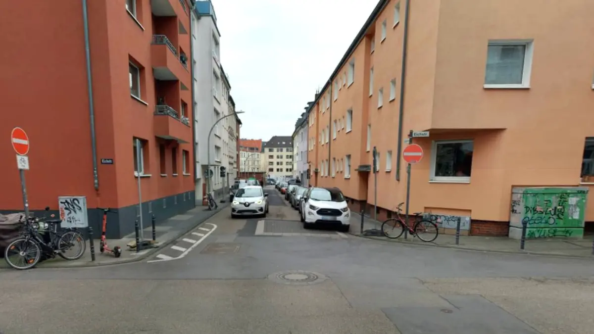 Zu sehen ist der Einmündungsbereich von der Gellertstraße in die Eichstraße mit parkendenAutos, die die Sicht behindern.