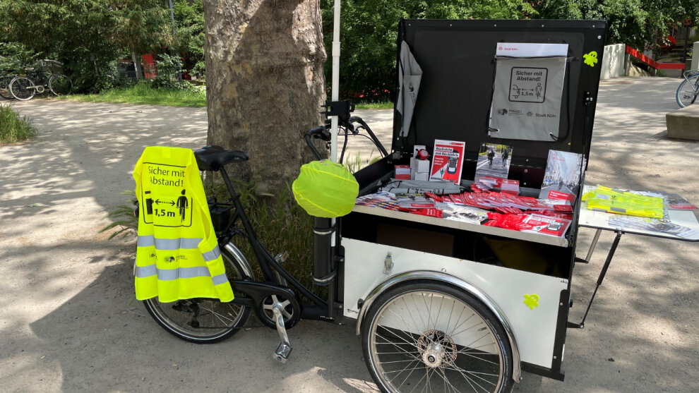 Das Lastenrad vom Fahrradbeuaftragten steht, bepackt mit Informationsmaterial, im Grünen.