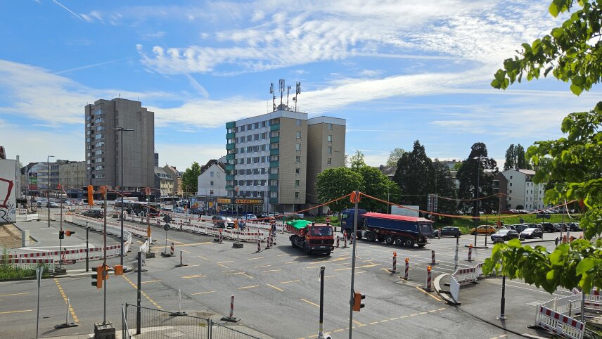 Zu sehen ist die Kreuzung Bonner Straße / Marktstraße mit Baustellenabsicherungen für die Baustelle der 3. Baustufe Nord-Süd Stadtbahn.