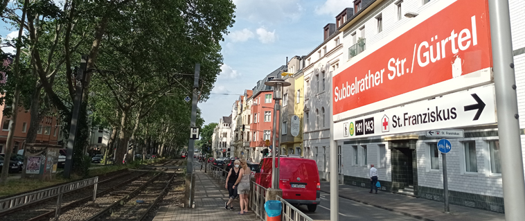 Bahnsteig der Stadtbahnhaltestelle Subbelrather Straße/Gürtel