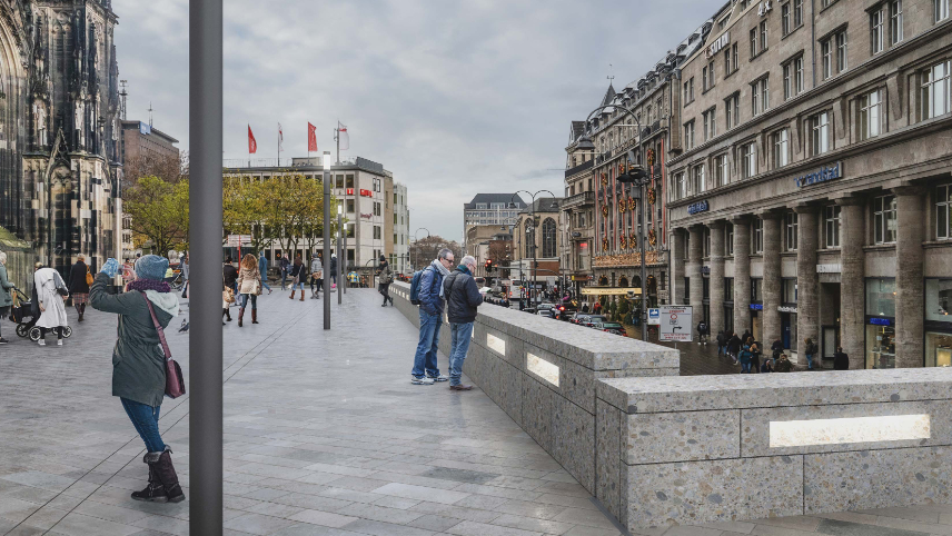 Zu sehen ist eine Visualisierung des neuen Domsockels von der Domtreppe aus mit Blick in Richtung Trankgasse.