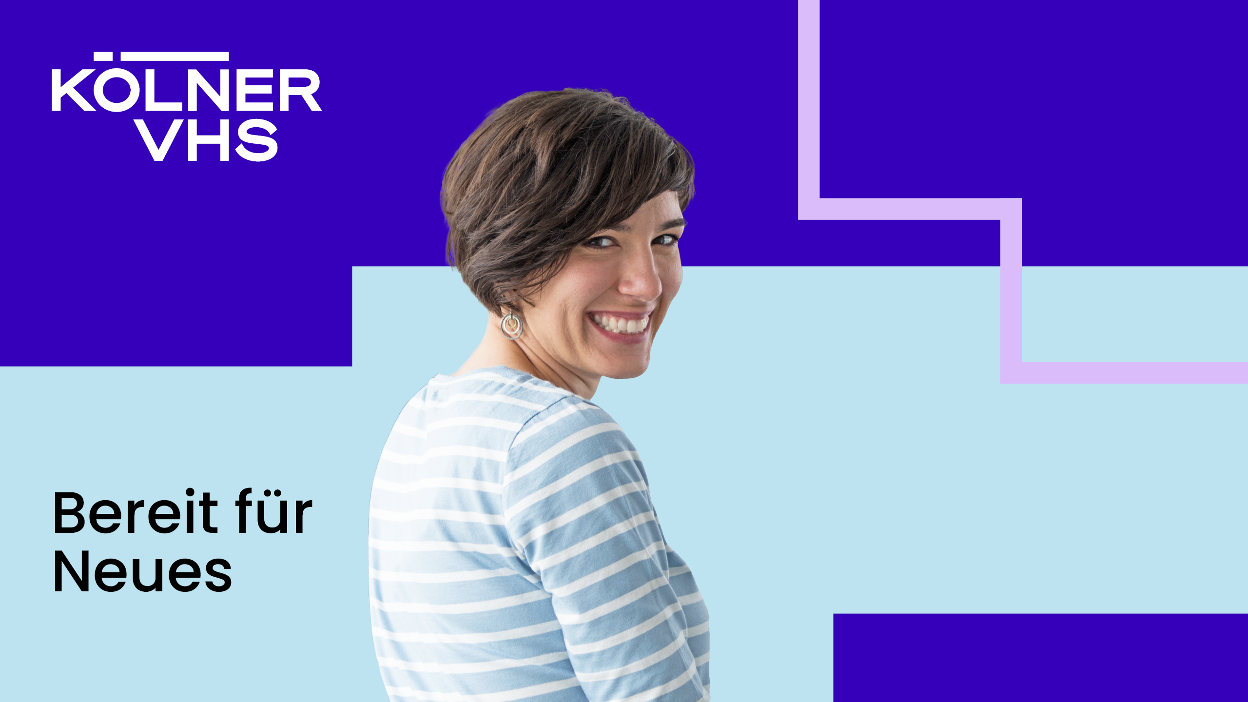 Hintergrund dunkellila/hellblau als Wege, darauf eine Frau, die lachend über die Schulter schaut, helllila Pfad durch das Bild, Schriftzug "Kölner VHS - Bereit für Neues"