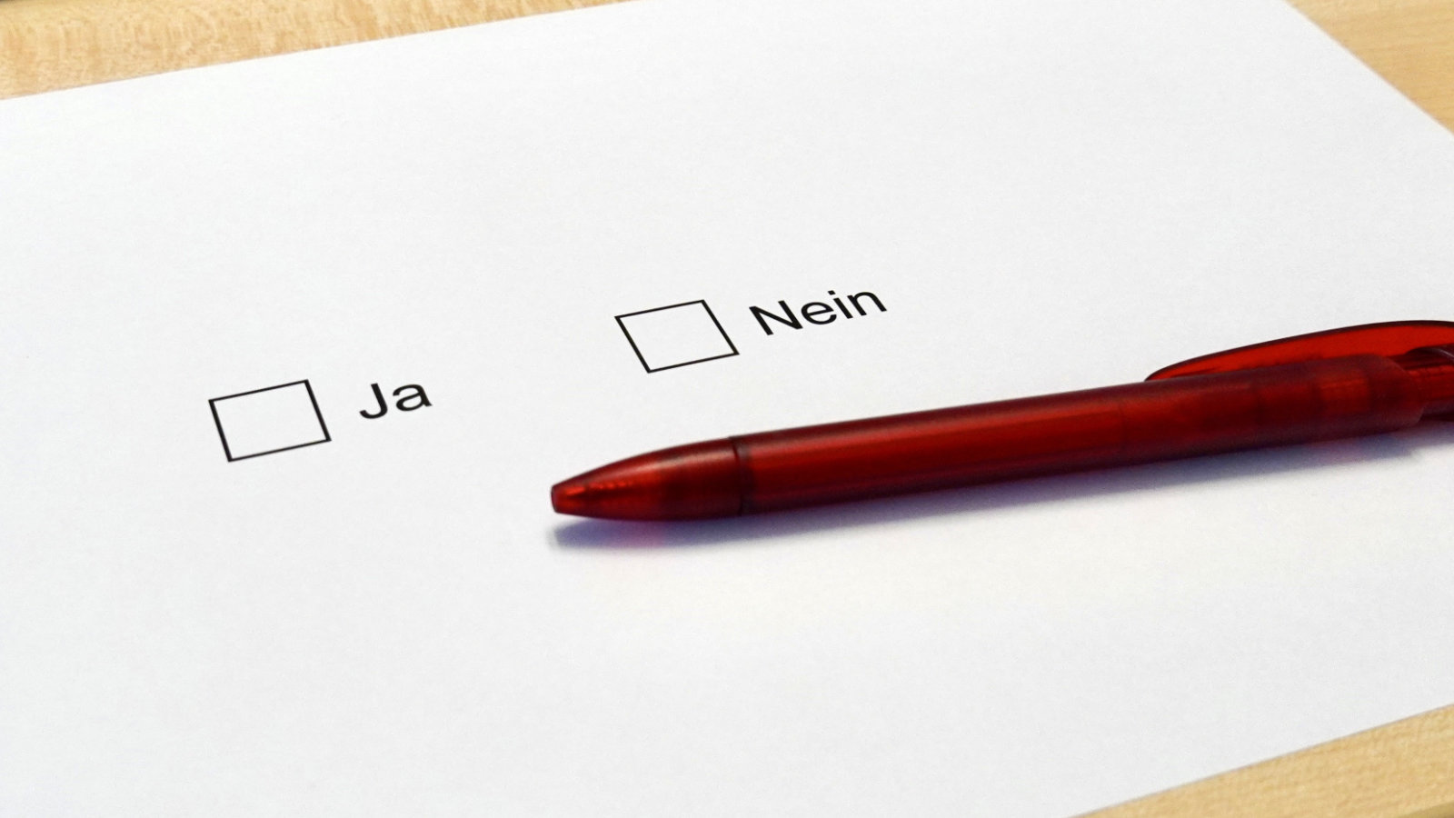 Zettel auf dem man "Ja" oder "Nein" ankreuzen kann, darauf liegt ein Stift
