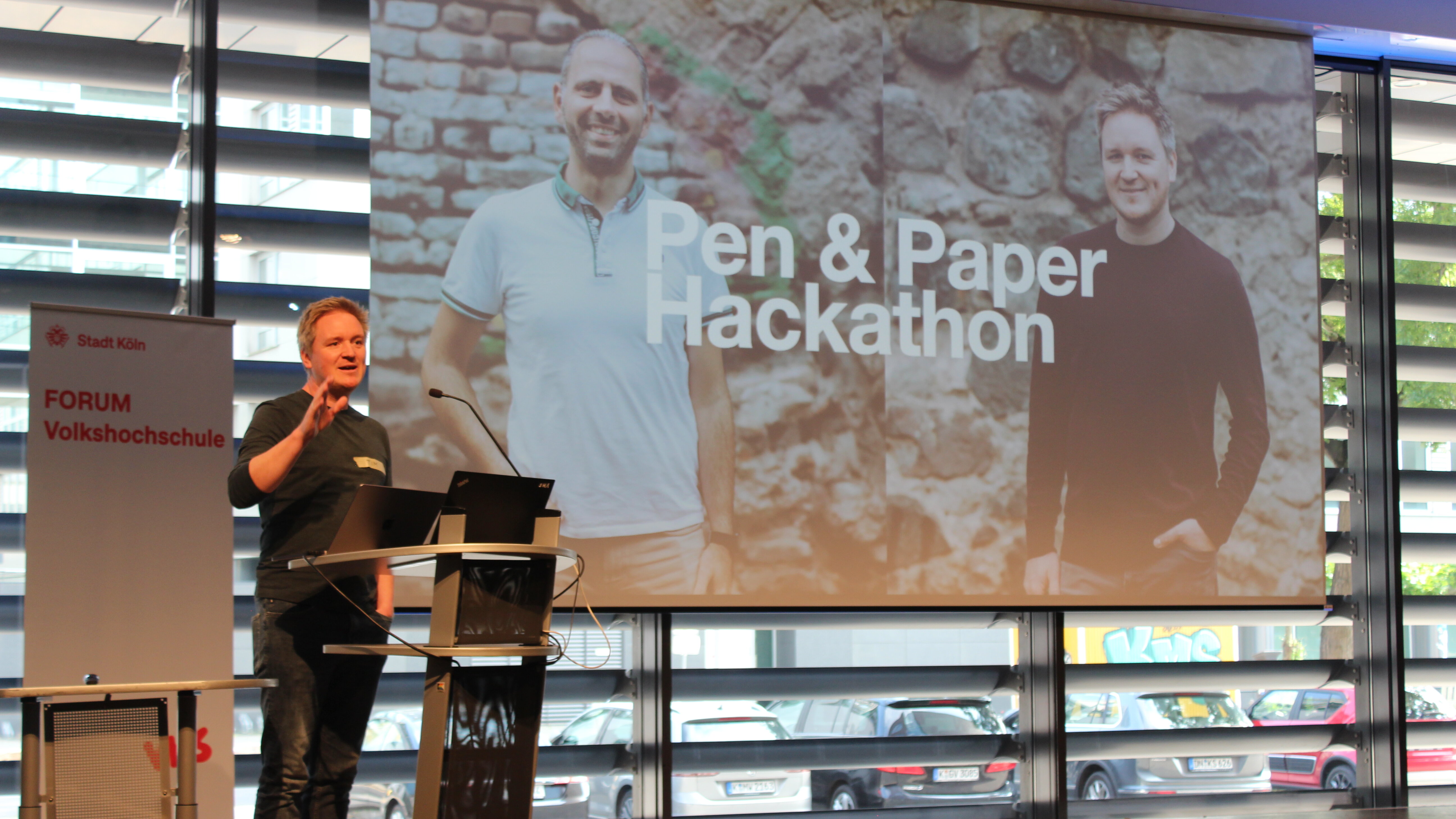 Redner an Pult hält Vortrag zum Pen and Paper Hackathon